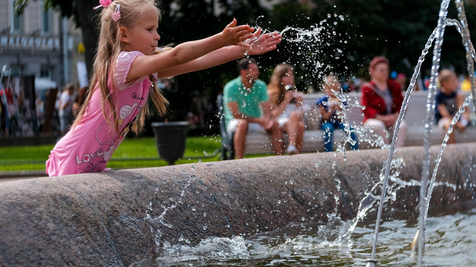 Ребенок у фонтана  в центре Санкт-Петербурга - РИА Новости, 1920, 16.08.2023