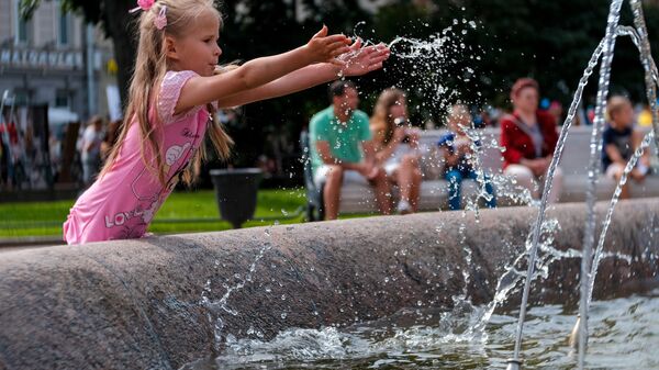 Ребенок у фонтана  в центре Санкт-Петербурга
