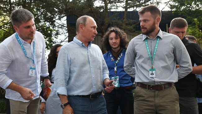 Президент РФ Владимир Путин знакомится с тематическими выставками творческих групп на форуме Таврида. 20 августа 2017