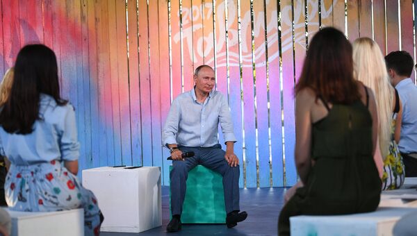 Владимир Путин общается с организаторами и участниками Всероссийского молодежного образовательного форума Таврида на Байкальской косе. 20 августа 2017