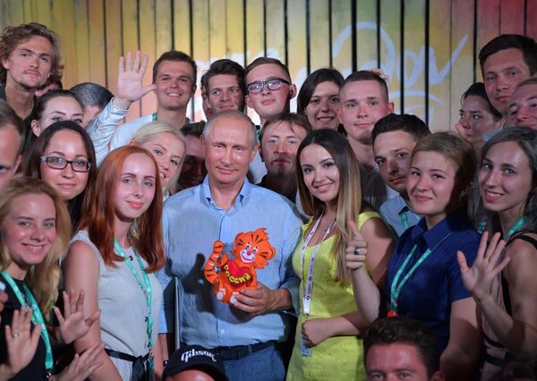 Владимир Путин во время посещения  Всероссийского молодежного образовательного форума Таврида на Байкальской косе. 20 августа 2017