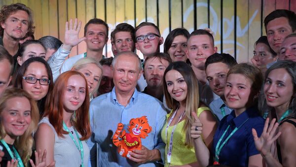 Владимир Путин во время посещения  Всероссийского молодежного образовательного форума Таврида на Байкальской косе. 20 августа 2017
