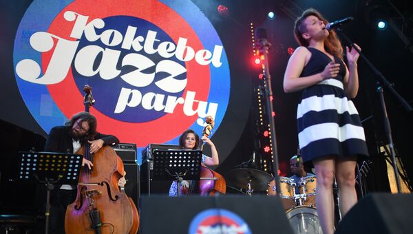 Участница коллектива Double Bass Project голландская певица Хиске Остервик во время выступления на фестивале Koktebel Jazz Party 2017