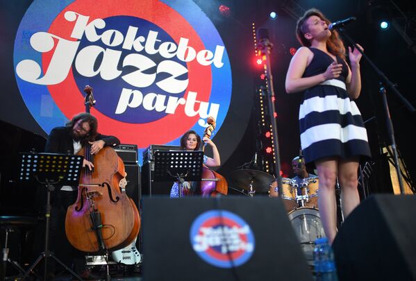 Участница коллектива Double Bass Project голландская певица Хиске Остервик во время выступления на фестивале Koktebel Jazz Party 2017