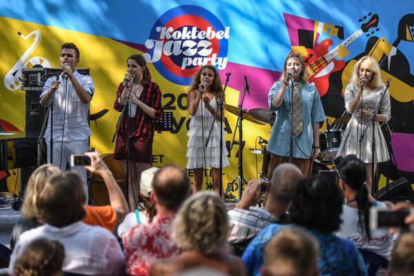 Участники Детского музыкального театра Домисолька выступают на Волошинской сцене фестиваля Koktebel Jazz Party 2017