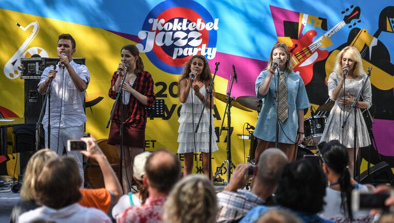 Участники Детского музыкального театра Домисолька выступают на Волошинской сцене фестиваля Koktebel Jazz Party 2017