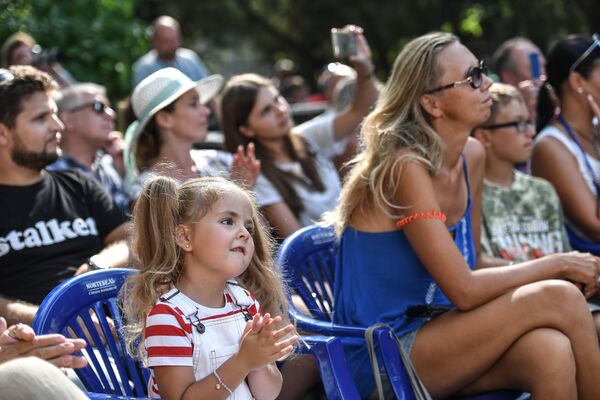 Зрители во время выступления Детского музыкального театра Домисолька на Волошинской сцене фестиваля Koktebel Jazz Party 2017