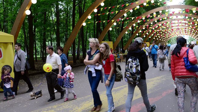 Отдыхающие в парке Сокольники в Москве. Архивное фото