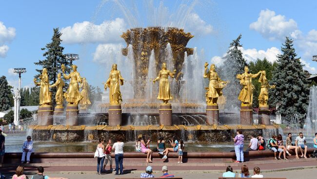 Посетители ВДНХ отдыхают у фонтана Дружба народов. Архивное фото
