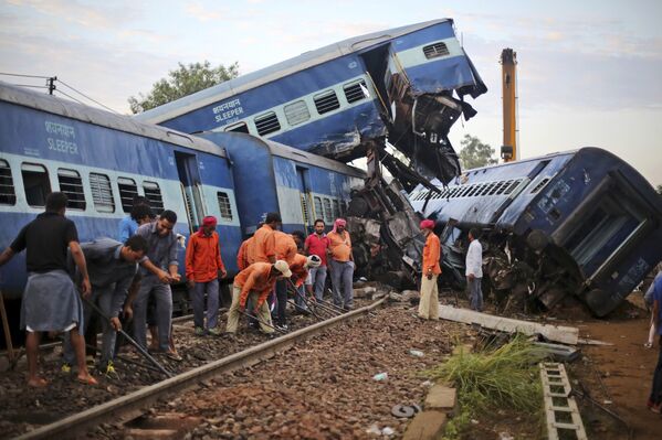 Последствия железнодорожной аварии в индийском штате Уттар-Прадеш. 20 августа 2017