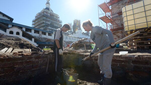 Волонтеры и археологи во время раскопок на территории Соловецкого монастыря. Архивное фото