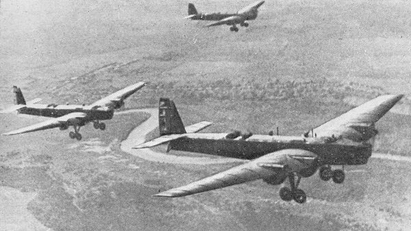 Советские летчики на ТБ-3, добровольно участвовавшие в национально-освободительной борьбы китайского народа против японских захватчиков (1937-1945). 1938 год. Архивное фото