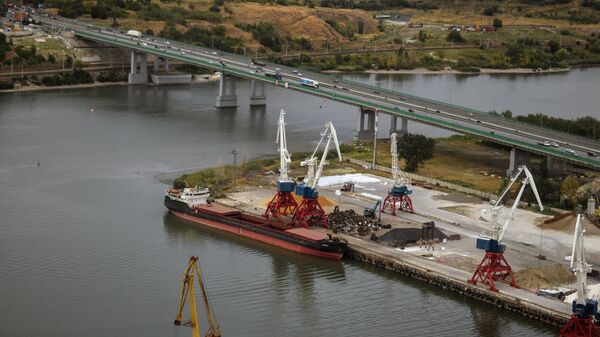 Вид с борта вертолета на мост через реку Дон в Ростове-на-Дону