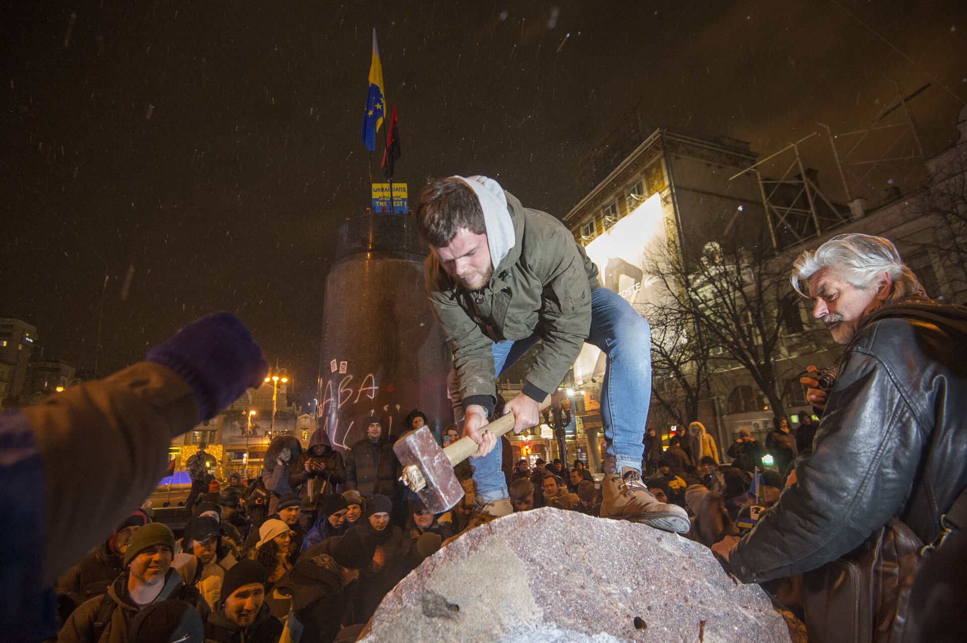 Участники акции в поддержку евроинтеграции Украины раскалывают молотками на куски памятник Ленину в центре Киева - РИА Новости, 1920, 22.02.2022