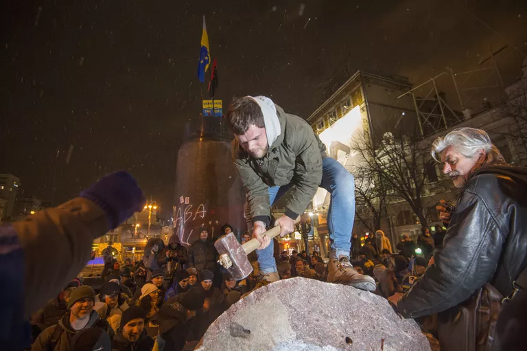 Участники акции в поддержку евроинтеграции Украины раскалывают молотками на куски памятник Ленину в центре Киева Участники акции в поддержку евроинтеграции Украины раскалывают молотками на куски памятник Ленину в центре Киева