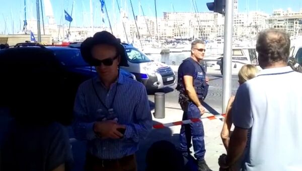 Марсельская полиция оцепила улицу, где автомобиль въехал в остановки