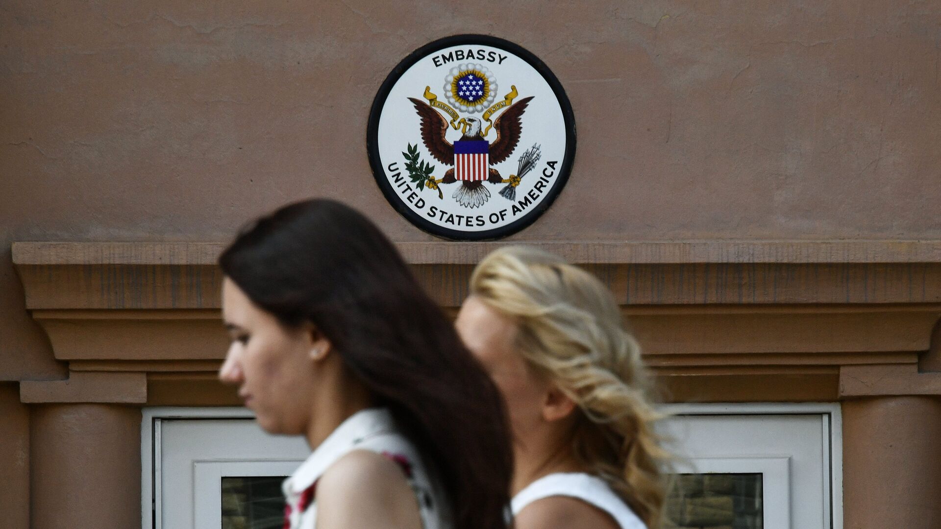 Вывеска у входа в здание посольства США в Москве - РИА Новости, 1920, 08.06.2022