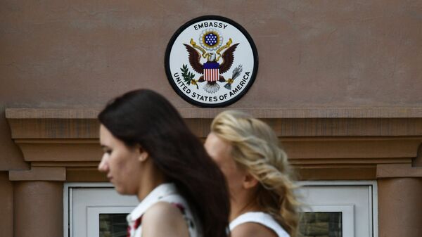 Вывеска у входа в здание посольства США в Москве. Архивное фото