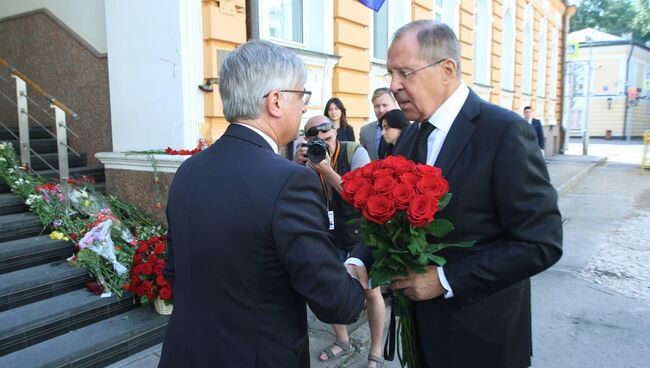 Сергей Лавров с цветами в память о жертвах теракта в Барселоне и посол Испании в России Игнасио Ибаньес. 21 августа 2017