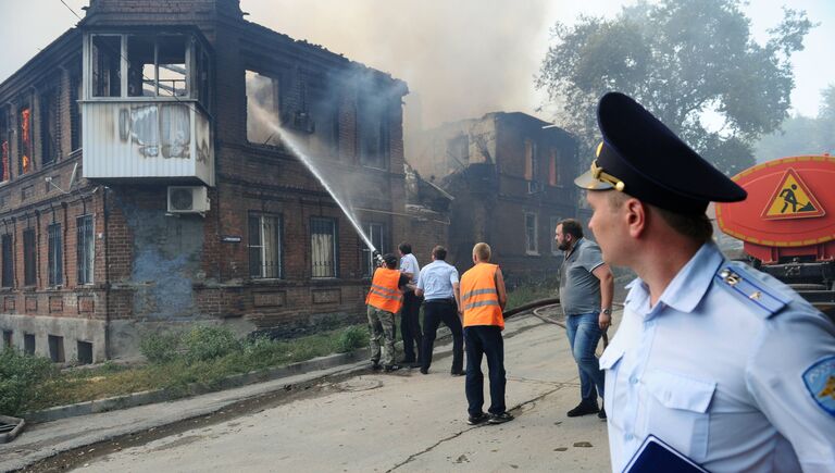 Сотрудники противопожарной службы МЧС России во время ликвидации пожара в Ростове-на-Дону