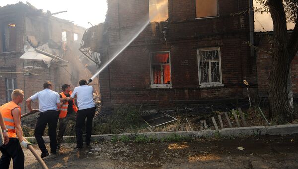 Сотрудники противопожарной службы МЧС России и коммунальных служб во время ликвидации пожара в Ростове-на-Дону