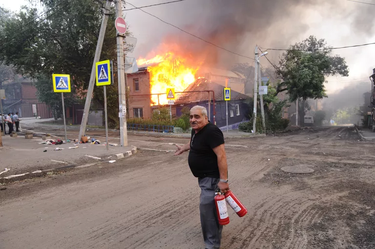 Пожар в Ростове-на-Дону в районе Театрального спуска Пожар в Ростове-на-Дону в районе Театрального спуска