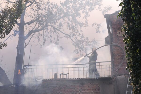 Сотрудник противопожарной службы МЧС России во время ликвидации пожара в Ростове-на-Дону