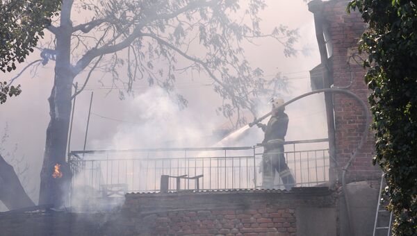Сотрудник противопожарной службы МЧС России во время ликвидации пожара в Ростове-на-Дону