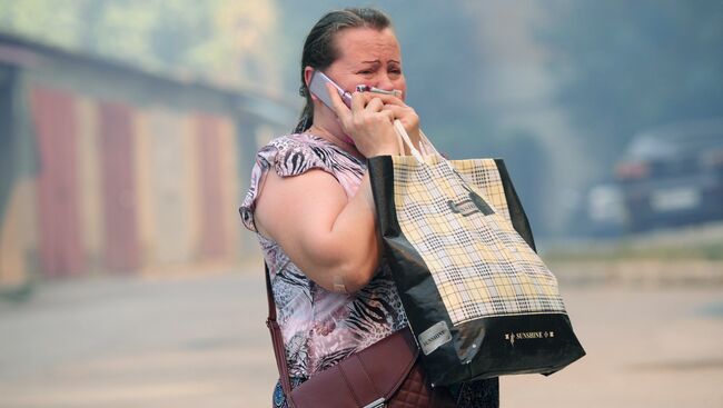 Женщина в жилом секторе Ростова-на-Дону, где сотрудниками МЧС России проходит ликвидация пожара. 21 августа 2017