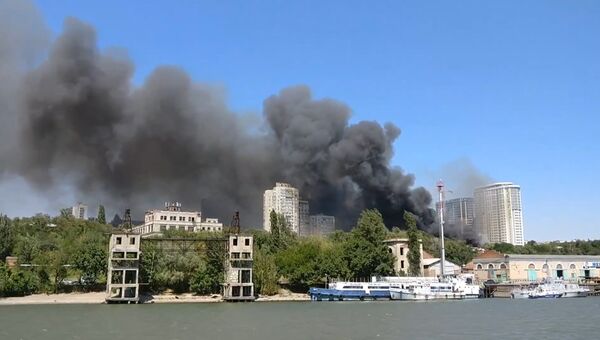 Столб дыма над домами и огонь во дворах - крупный пожар в Ростове-на-Дону