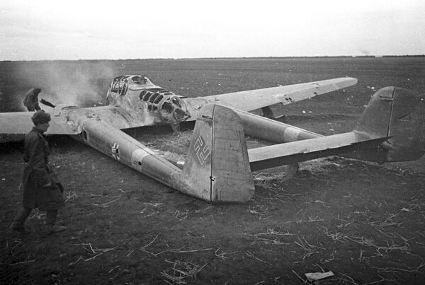 Подбитый во время Сталинградской битвы немецкий самолет-разведчик