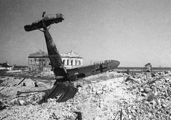 Гитлеровский самолет, сбитый в бою над Сталинградом Гитлеровский самолет, сбитый в бою над Сталинградом