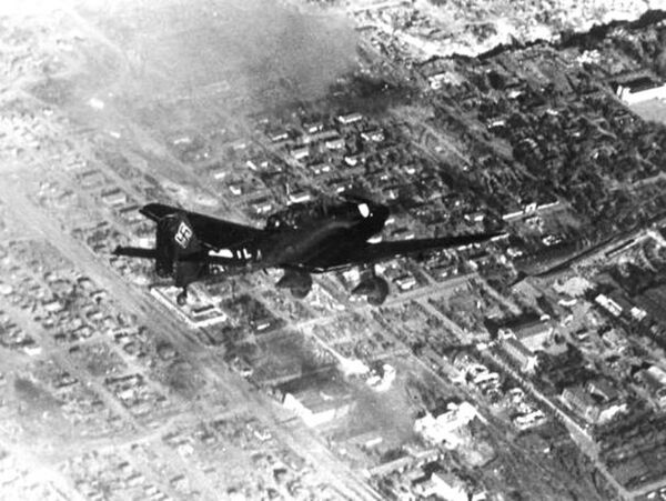 Немецкий самолет над Сталинградом. 1942 год Немецкий самолет над Сталинградом. 1942 год