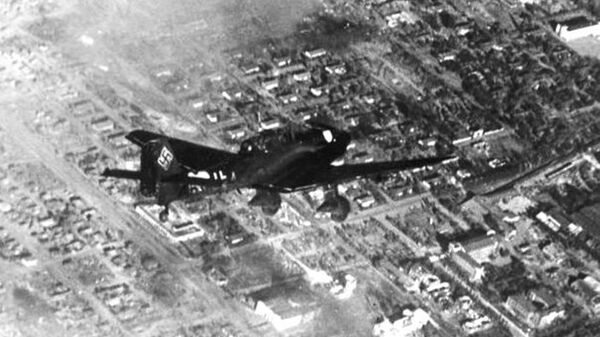 Немецкий самолет над Сталинградом. 1942 год