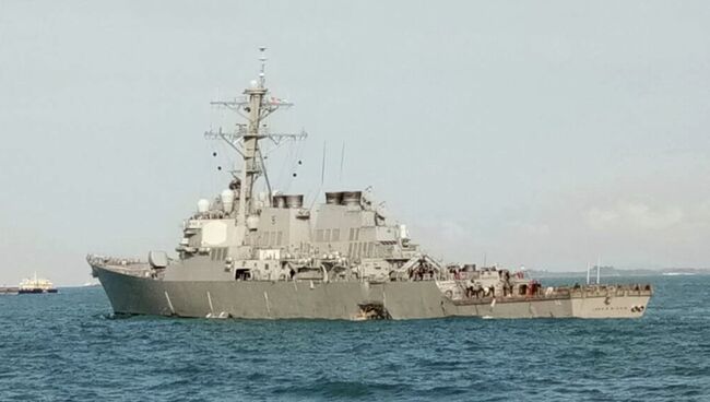 Эсминец ВМС США Джон Маккейн после столкновения с торговым судном