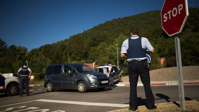 Полицейский на контрольно-пропускном пункте в Каталонии