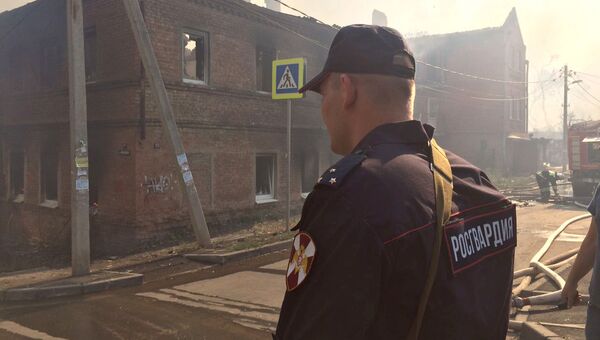 Сотрудники Росгвардии участвуют в тушении крупного пожара в Ростове-на-Дону