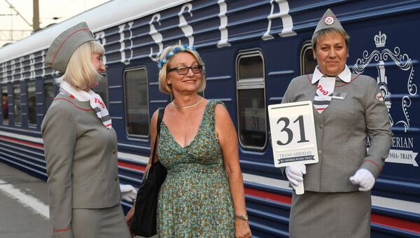 Проводницы и пассажирка туристического поезда Императорская Россия