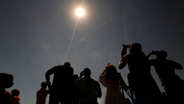 Люди наблюдают за солнечным затмением в штате Кентукки. 21 августа 2017