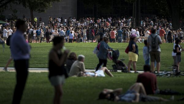 Люди наблюдают за солнечным затмением в Вашингтоне. 21 августа 2017