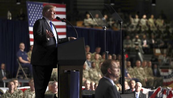 Президент США Дональд Трамп выступает на военной базе Форт-Майер близ Вашингтона. 21 августа 2017