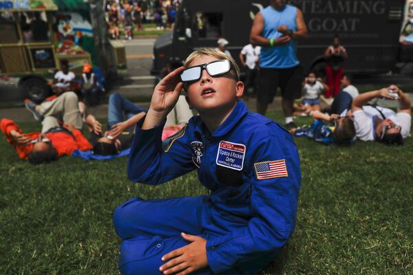 Тайлер Хансон наблюдает за солнечным затмением в Нэшвилле штат Теннесси США.  21 августа 2017