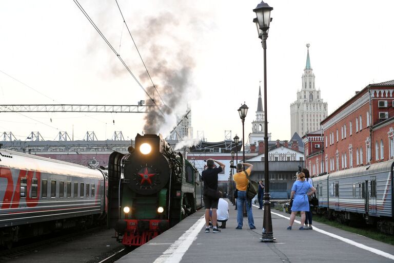 Туристический поезд Императорская Россия перед отправлением с Казанского вокзала по маршруту Москва - Пекин