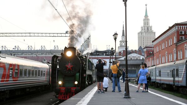Туристический поезд Императорская Россия перед отправлением с Казанского вокзала по маршруту Москва - Пекин