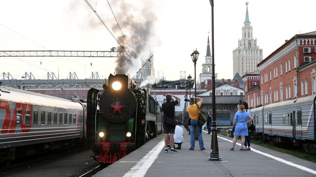 Туристический поезд Императорская Россия перед отправлением с Казанского вокзала по маршруту Москва - Пекин
