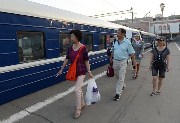 Пассажиры туристического поезда Императорская Россия перед отправлением с Казанского вокзала по маршруту Москва - Пекин