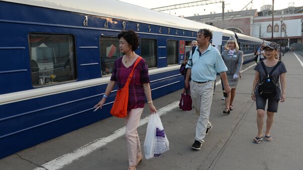 Пассажиры туристического поезда Императорская Россия перед отправлением с Казанского вокзала по маршруту Москва - Пекин