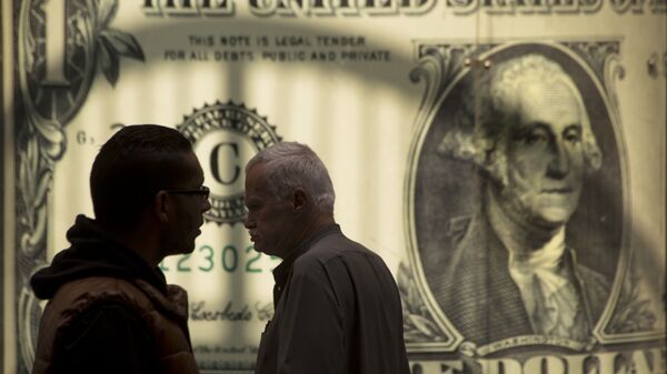 Мужчины возле баннера с изображением американского доллара. Архивное фото