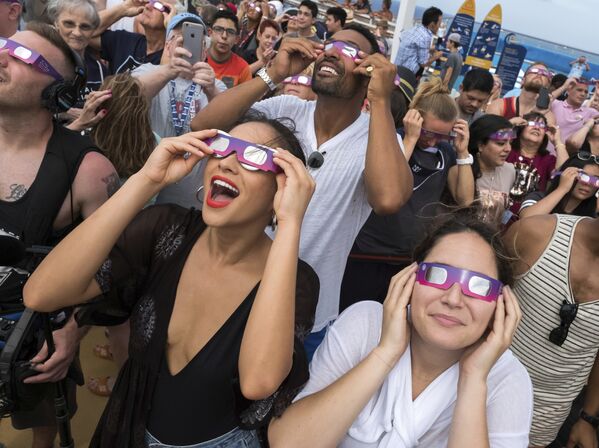 Люди наблюдают за солнечным затмением на корабле. 21 августа 2017