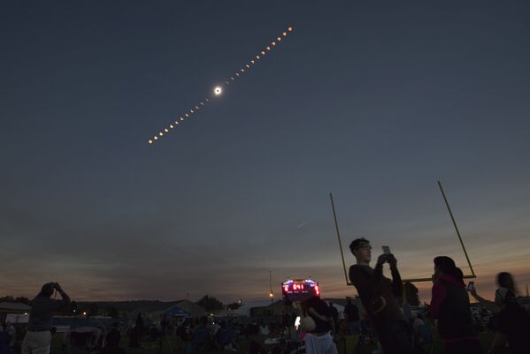 Комбинированное изображение полного солнечного затмения. 21 августа 2017